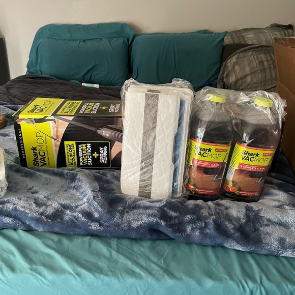 Shark ninja vac mop with cleaning solution and pads - Picture 1 of 3